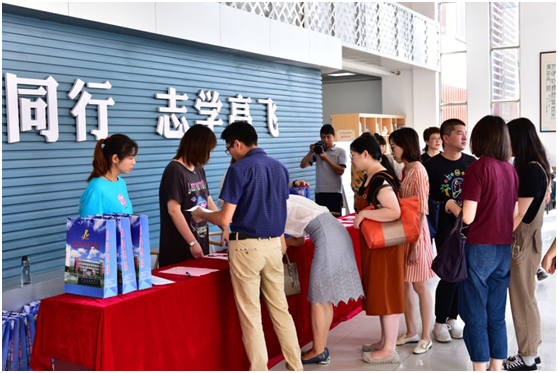 分享 引领 辐射 ---记2019年9月中学英语顾素芳名师工作室成员在苏州市第一次高三英语备课组长会议上开设示范课