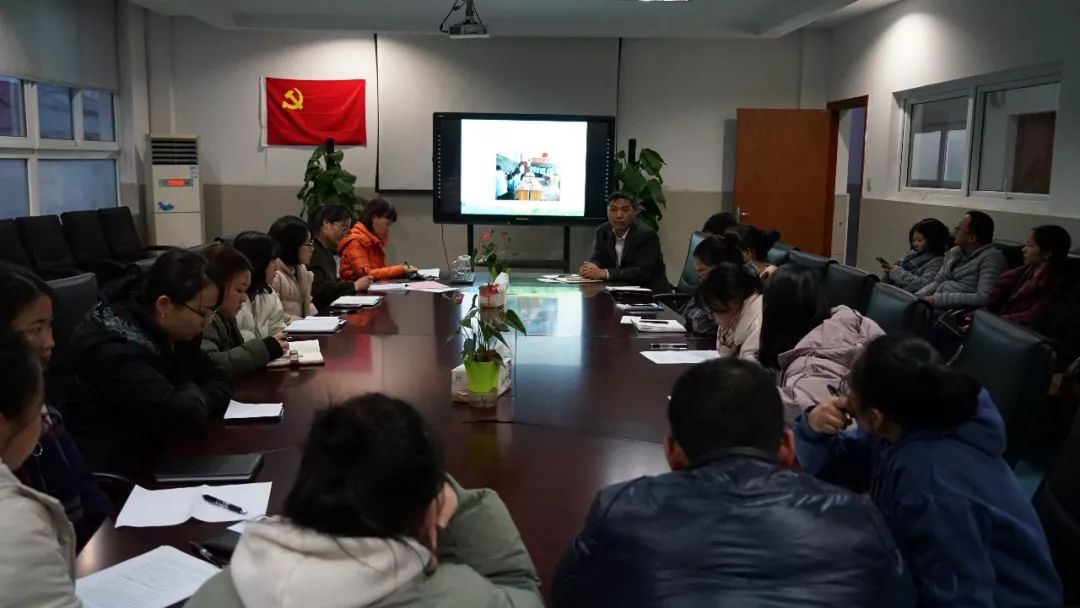 青年教师论坛——我们的教室要不要讲台