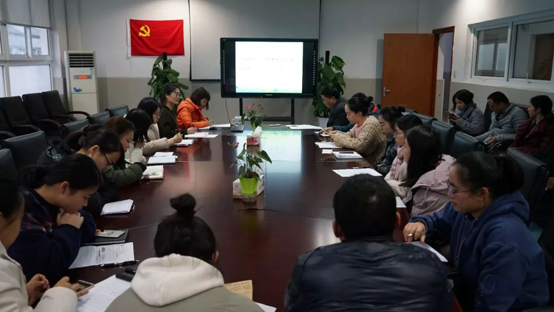 青年教师论坛——我们的教室要不要讲台