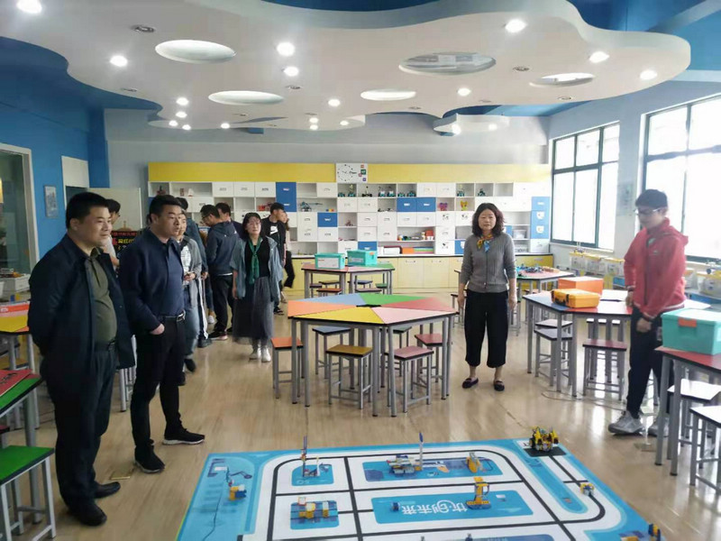 参观育红小学创客教室